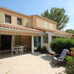 Jolie maison de vacances climatisée, WIFI, 2 chambres terrasse parking privatif plein sud dans résidence sécurisée avec piscine commune 800 m de la mer LRCS138