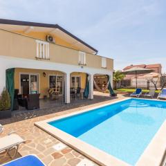 Apartment Dino by Rent Istria