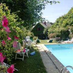 L'OUSTALOU SAINT NECTAIRE MAISON DE CHARME EN AUVERGNE PISCINE PRIVEE CHAUFEE 27 degrés