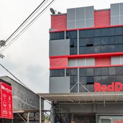 RedDoorz Plus near Millenium ICT Centre Medan 2