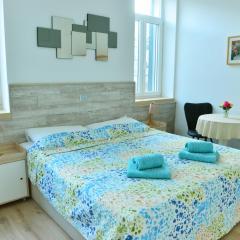 En-suite Rose on Rokova Street - 5 min Walk to the Old Town of Split