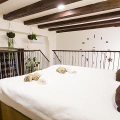 Sweet getaway apartment - central & parking