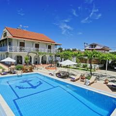 Villa Paradiso: Near beach, superb pool and garden