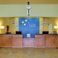 Holiday Inn Express Hotel & Suites Kansas City Sports Complex, an IHG Hotel