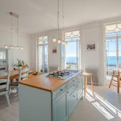 The Wellington: Two bedroom apartment with balcony and sea views