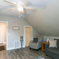 Spacious Rustic Downtown Market St 1 Bedroom Apt, Sleeps Up to 5, Steps to Honeywell & Eagles Theatre