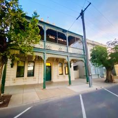 Entire Townhouse in Heart of Echuca's Port CBD - Treehouse Hideouts - 15 guest capacity
