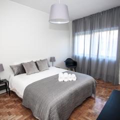 Downtown 3 Bedroom with Balcony - Quiet Street - Family Friendly - Groups