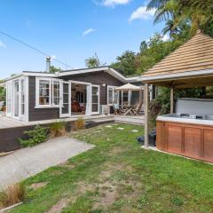 Kiwiana Bach - Lake Tarawera Holiday Home