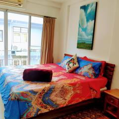 Quiet studio with king bed, kitchen and balcony