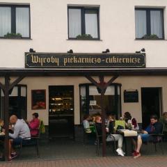 Pokoje Gościnne Nad Cukiernią w centrum miejscowości.