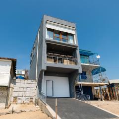 Уютный дом на первой линии моря