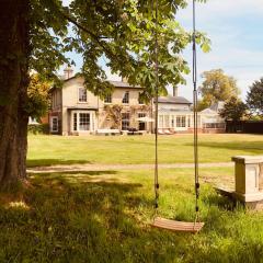 Somerleyton Meadows - The Hideaway Hut & Hot Tub