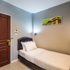 At Hua Lamphong Hotel