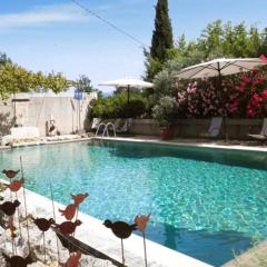 Appartement accueillant avec piscine à Oppède 70 m², vue montagne