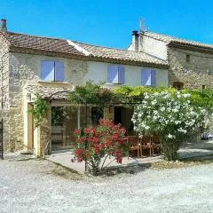 Maison de charme à Saint-Victor-la-Coste avec piscine partagée