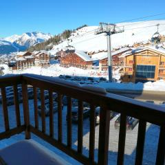 Studio a Plagne Village a 10 m des pistes avec balcon amenage