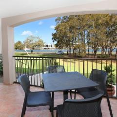 2 bedroom Apt on Parkyn Parade with pool and Airvconditioning