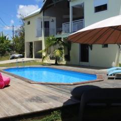 Studio avec piscine partagee jardin clos et wifi a Baie Mahault