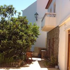 2 bedrooms house with enclosed garden and wifi at Aljezur 8 km away from the beach