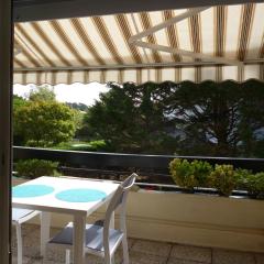 Studio LUMINEUX avec belle TERRASSE sur ESPACES VERTS, 100m PLAGE
