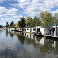 Luxury studio on Robs houseboat special for couples