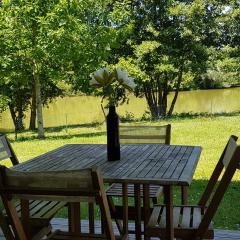 COTTAGE privé avec TERRASSE et PISCINE - bord de LAC & FORÊT