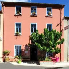 Chambres d'Hôtes et Gîtes- L'Abri sous Roche