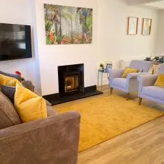 Stunning New House - Great Location - Garden - Parking - Fast WiFi - Smart TV - Beautiful 2 Bedroom House sleeps up to 6! Only 5 min drive to Sandbanks beach!