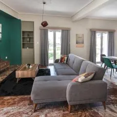 Emerald 110m2 entire floor apt steps to city’s heart