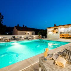 Deluxe Apartment Paula with private Pool and Sauna
