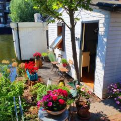 Romantic quiet studio on the canal