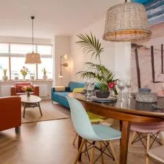 Beachhouse Anna, 1 minute walk to the beach and centre of Katwijk, Free private parking next to the house !