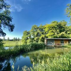 Secluded, New Forest Riverside Lodge