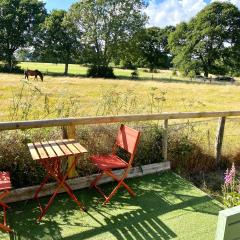 Holly Tree Cottage - 3 bedrooms and large garden with optional glamping double outside