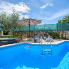 Awesome Home In Visnjan With 2 Bedrooms, Outdoor Swimming Pool And Wifi