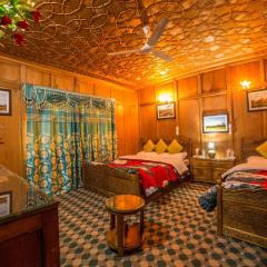 Swan Heritage Houseboats
