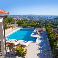 APARTMENT BELLA VISTA-heated pool, bbq, panoramic view near Split