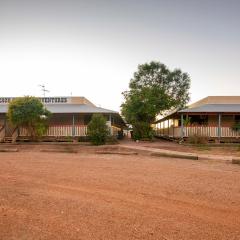 STORK RD BUDGET ROOMS - PRIVATE ROOMS WITH SHARED BATHROOMS access to POOL