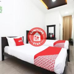 Super OYO 89678 Ady Hotel