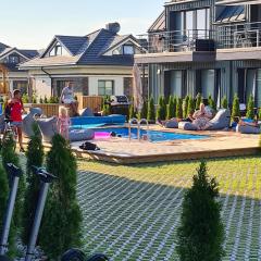 Vaivorykštės 7D apartamentai su baseinu vasaros metu