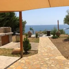 Seafront Studio with direct beach access