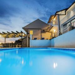 Holiday home Leko with outdoor pool and hot tub , can fit 22 people