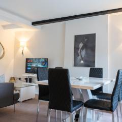 Premiere City Centre Apartment with Gated Parking and Excellent Feedback, Big Double Bedroom, Balcony, Courtyard Garden, Ideal for Long Stays, WFH, Getaways and Ongoing Contracts