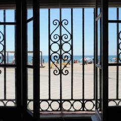 AT055 Planta baja en el paseo marítimo con vistas a la playa