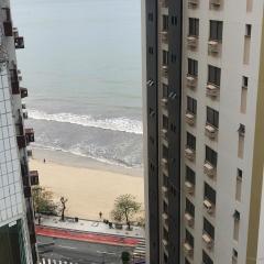 Apartamento á 30 metros praia, com vista mar.