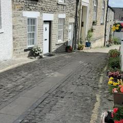 16th Century 1 Bedroom Cottage (adjacent 10th Century Richmond Castle)