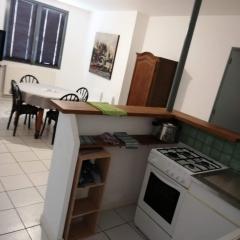 appartement simple entier avec cour pour 2 a 7 personnes