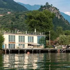 Lakefront Retreat with Garden