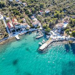 Beachfront 5BR Home Victoria